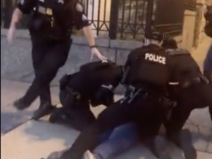 USA. Zwolenniczka Putina opluła policjanta. Tak zareagowali mundurowi [WIDEO]