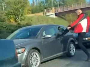 Kierowca wpadł w szał. Skopał auto i okładał je pięściami [WIDEO]