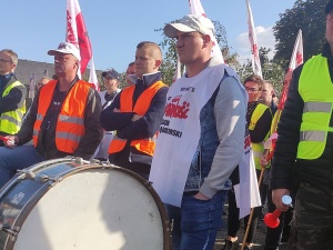 Pikieta przed bramą Huty Pokój w Rudzie Śląskiej