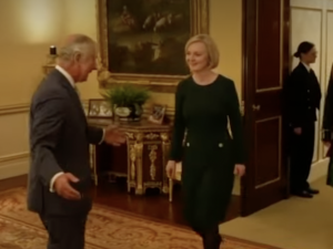 Tak król Karol III powitał brytyjską premier. Kuriozalne nagranie obiegło świat