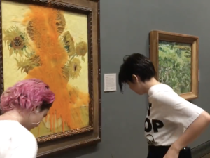 Aktywistki oblały zupą „Słoneczniki” van Gogha, potem przykleiły się do ściany [WIDEO]
