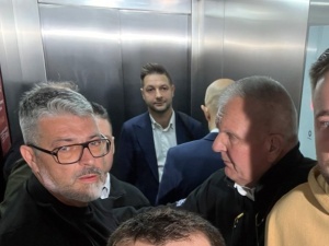 Patryk Jaki… uwięziony w windzie. „Nie chce nam wyjaśnić afery!” [FOTO]
