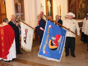 W Pruszkowie odznaczono sztandary S i zainstalowano relikwie ks. Popiełuszki [FOTOGALERIA]
