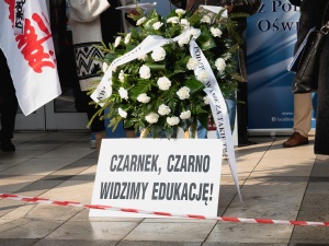 Nauczyciele pikietowali w swoje święto. Protest przed Kuratorium Oświaty w Bydgoszczy