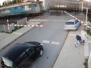Lubelskie. Staranował zaporę i wjechał wprost pod pociąg [WIDEO]