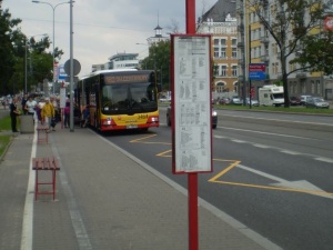 Służby nocą otrzymały zgłoszenie o pijanym mężczyźnie leżącym na przystanku. Nieoficjalnie: To poseł PiS