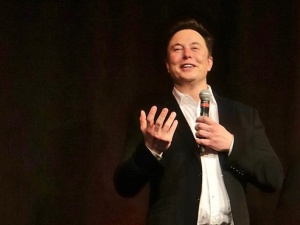Dmitrij Miedwiediew w ironicznych słowach pożegnał brytyjską premier. Odpowiedział mu Elon Musk