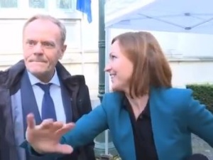 [WIDEO] Operator kamery spytał Tuska, czy wypowie się dla TVP. Dziennikarka Polsatu: „Nie nie, proszę odejść”