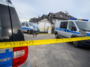 Horror w Tarnowie. Odnaleziono cztery ciała w mieszkaniu. Trzy z nich mają podcięte gardła 