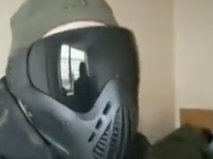 Maska do paintballa, dziecięce rękawiczki i gumowe buty. To wojenny zestaw dla zmobilizowanych Rosjan na front? [WIDEO] 