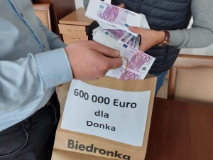 Na drzwiach biur poselskich posłów Platformy zawisły torby Biedronki