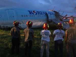 Samolot pasażerski wypadł z pasa i się rozbił. Na pokładzie 173 osoby