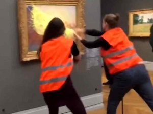 Aktywiści wtargnęli do muzeum w Poczdamie. Ucierpiał obraz Moneta [WIDEO]