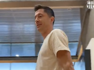 W klubowym budynku FC Barcelony pojawił się kibic z biało-czerwoną flagą. Oto, co zrobił Robert Lewandowski [WIDEO]
