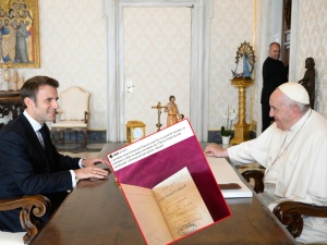 Co najmniej żenujące. Macron podarował Franciszkowi książkę, która należała do... polskiej biblioteki we Lwowie