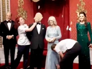 Aktywiści obrzucili figurę króla Karola III ciastem czekoladowym [WIDEO]