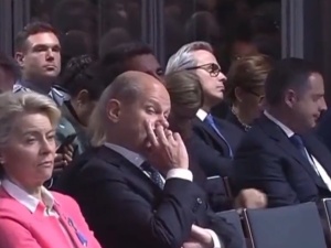 Morawiecki w Berlinie o pomocy Ukrainie. A Scholz w tym czasie... dłubie w nosie [VIDEO]