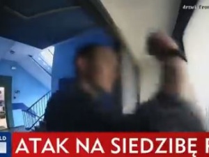Wołaj Kaczyńskiego. Zaraz będziesz martwy. Atak na siedzibę PiS w Warszawie [VIDEO] 