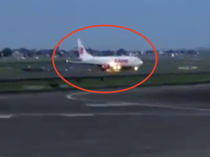 Chwile grozy na pokładzie Boeinga 737. Silnik zapalił się w locie [WIDEO]