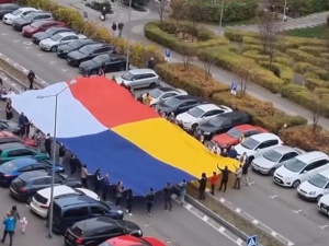 Ukraińcy przenieśli ulicami Kijowa ogromne zszyte ze sobą flagi Polski i Ukrainy [WIDEO]