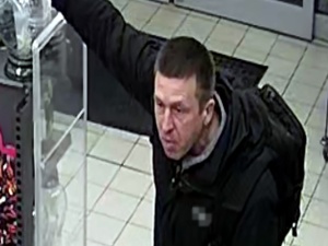Pobił ekspedientkę sklepu na warszawskiej Ochocie. Policja prosi o pomoc w ujęciu sprawcy [WIDEO]