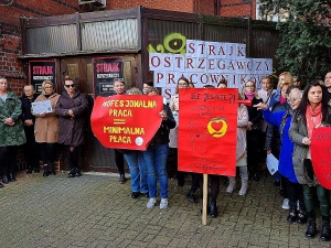 „Żadna praca nie hańbi, co innego wynagrodzenie”. Strajk ostrzegawczy pracowników MOPS i DPS w Legnicy