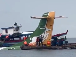 Samolot pasażerski spadł do jeziora. Trwa akcja ratunkowa [WIDEO]
