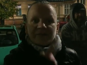 „Bo wybiłam zęby na lodzie. Jak oni te lody robią?” Dziennikarze zadali pytanie protestującym przeciwko Kaczyńskiemu [WIDEO]