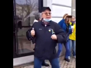 Emeryci z KOD-u urządzili dyskotekę. Treść piosenki szokuje [WIDEO]