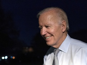 „O, to jest czarne”. Joe Biden potknął się na scenie [WIDEO]