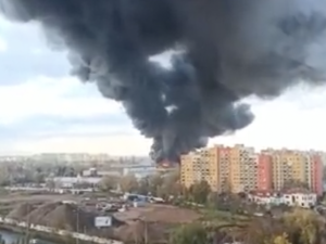 Kłęby czarnego dymu nad Wrocławiem. Płonie hala produkcyjna [WIDEO] 