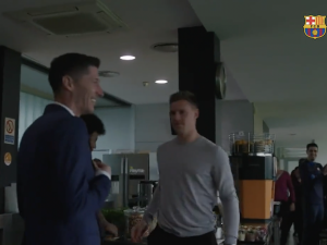 To nagranie stało się viralem. Oto, co zrobili piłkarze Barcelony, gdy pojawił się Robert Lewandowski 