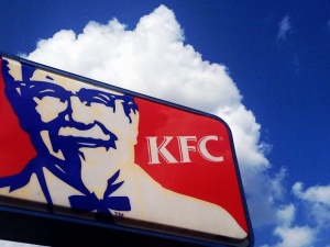 KFC zachęciło konsumentów do upamiętnienia Nocy Kryształowej... delikatniejszym serem. Skandal na cały świat