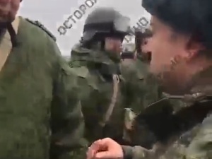 Katastrofalne morale rosyjskiej armii? Na nagraniu żołnierz bije oficera [VIDEO]