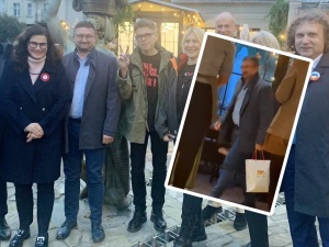 Prezydenci Gdańska i Sopotu spotkali się z „niezależnymi sędziami”. Dziennikarz TVP pyta o reklamówkę: „Co mu daliście i za co?”