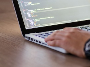 Niemcy: Niemal 140 tys. wakatów w branży IT. „Chcą je zapełnić Rosjanami”