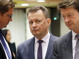Eskorta F-16 dla reprezentacji Polski. Szef MON zabrał głos 