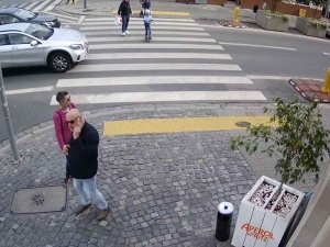 „Omal nie zmiótł mojego syna”. Pirat drogowy prawie potrącił dziecko na pasach [WIDEO]