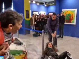 Kolejna akcja włoskich aktywistów. Zaatakowali mąką dzieło Warhola [WIDEO]