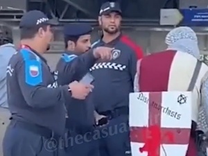 To nagranie jest już viralem. Angielscy fani na mundialu w Katarze przebrali się za chrześcijańskich krzyżowców [WIDEO]
