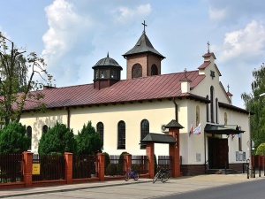 Zniszczono drzwi kościoła w Warszawie. Pojawił się obraźliwy napis