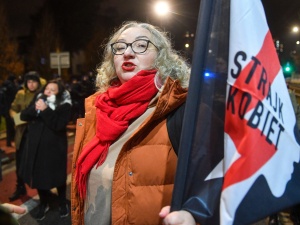 „Rzygać mi się chce”. Lempart protestuje pod domem Jarosława Kaczyńskiego 