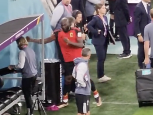 Demolka na stadionie. Gwiazdor Belgii wpadł w furię [WIDEO] 