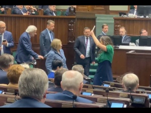 Awantura w Sejmie po głosowaniach ws. Rosji. Poseł Suski zabrał Jachirze telefon. „Co za gimbaza” [WIDEO]