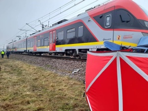 Tragiczny wypadek na przejeździe kolejowym w Ozorkowie. Nie żyje kierowca