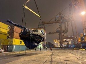 Trwa rozładunek pierwszych czołgów K-2 i armatohaubic K-9 w porcie w Gdyni