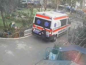 Wypadek z udziałem karetki. Ratownicy nie zauważyli staruszki [WIDEO]