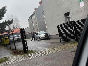 Akcja CBŚP w Zabrzu. Uzbrojony mężczyzna zabarykadował się w mieszkaniu
