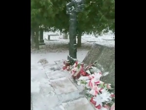 Zdewastowano Krzyż Katyński na cmentarzu wojskowym w Grodnie