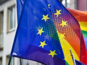 KE chce wymusić akceptację adopcji dzieci w parach jednopłciowych